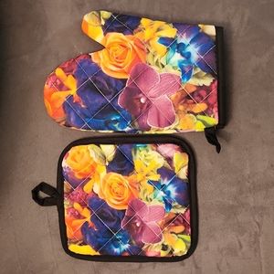 NEW- OVEN MITT AND POTHOLDER SET- FLOWERS